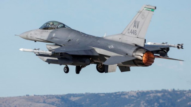 Полша вдигнала две двойки изтребители F 16 и един съюзнически самолет цистерна заради